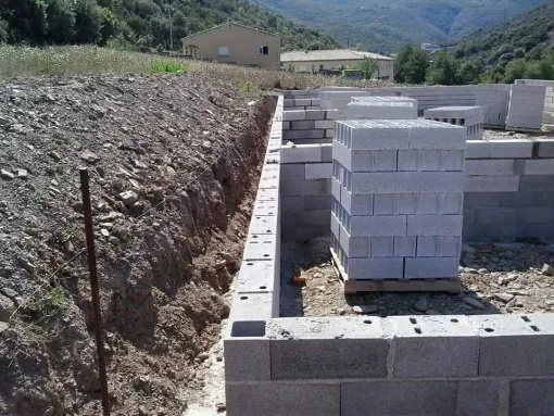 Maçonnerie du soubassement en parpaings à Béziers, Béziers, Raval'Construction
